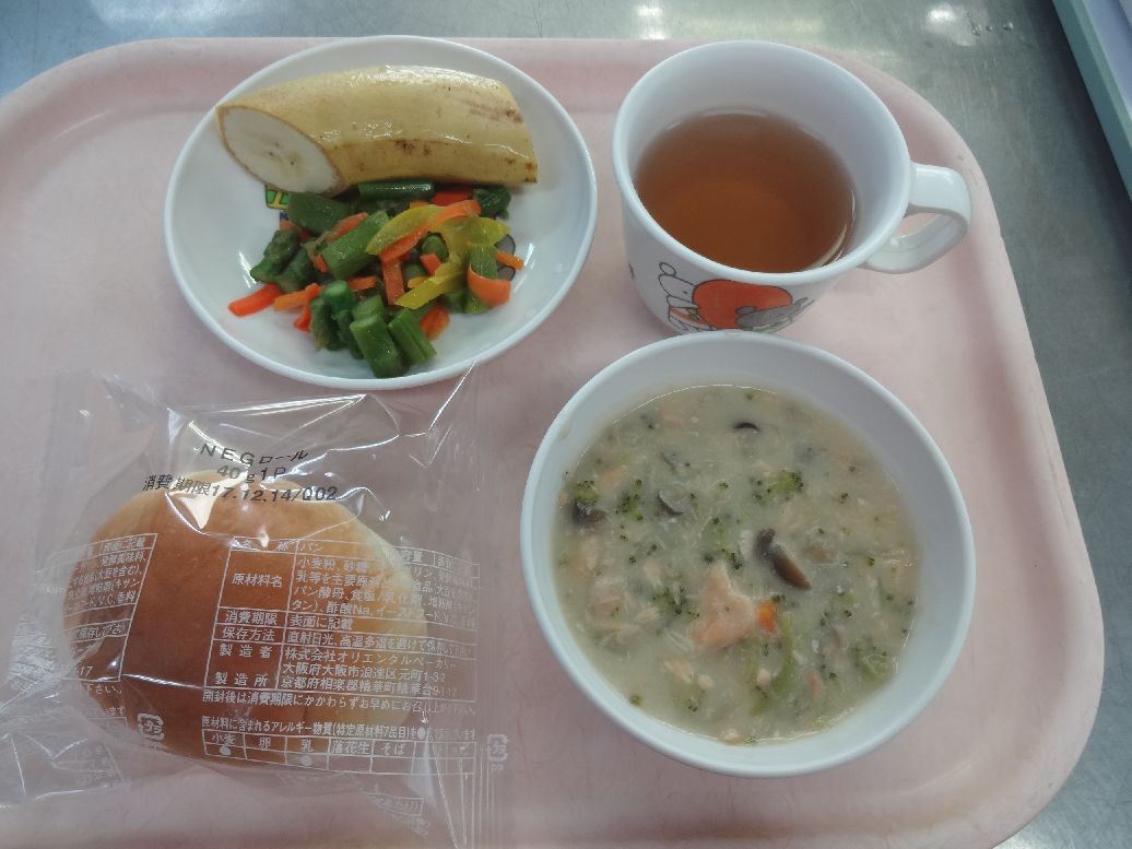 こども園の給食「<span>≪世界の郷土料理・フィンランド≫ ロールパン 鮭のクリームシチュー アスパラのサラダ・バナナ</span>」