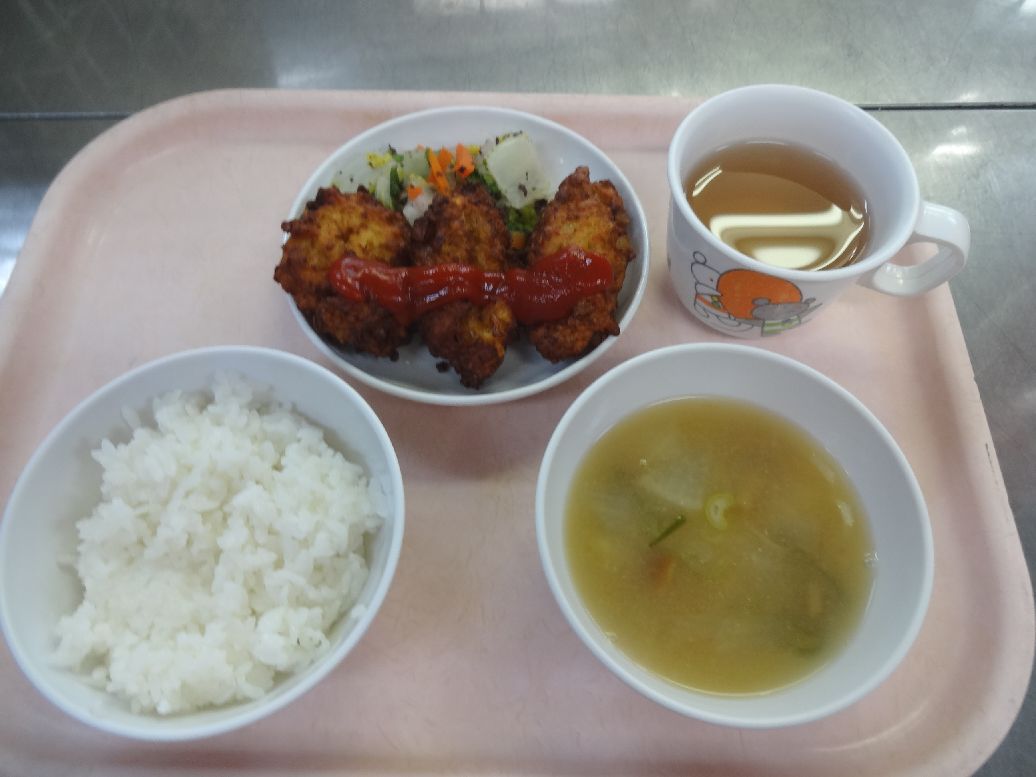 こども園の給食「<span>ご飯 高野豆腐のナゲット 白菜のゆかり和え 味噌汁</span>」