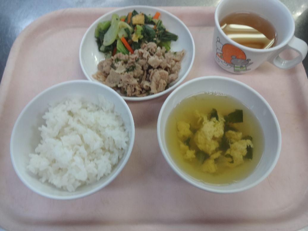 こども園の給食「<span>ご飯 豚肉のねぎ味噌炒め チンゲン菜のごま酢和え かき玉汁</span>」