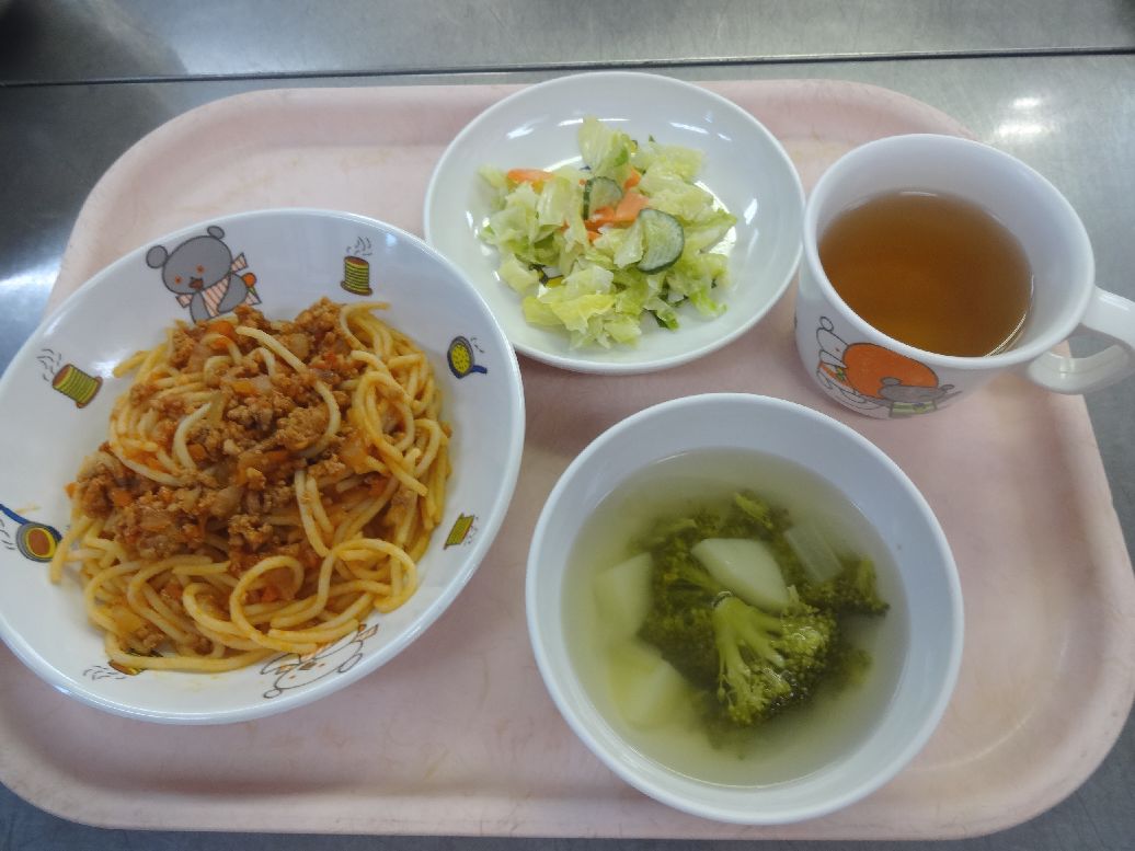 こども園の給食「<span>ミートスパゲティー コールスローサラダ コンソメスープ</span>」