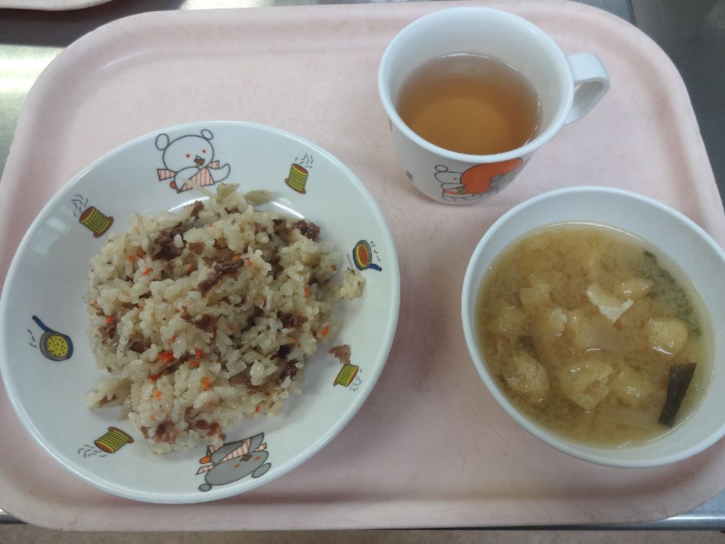 こども園の給食「<span>中華風炊き込みご飯 味噌汁  ハヤシライス</span>」
