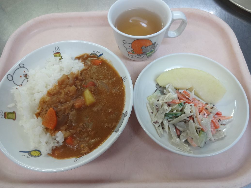 こども園の給食「<span>ハヤシライス ごぼうサラダ りんご</span>」