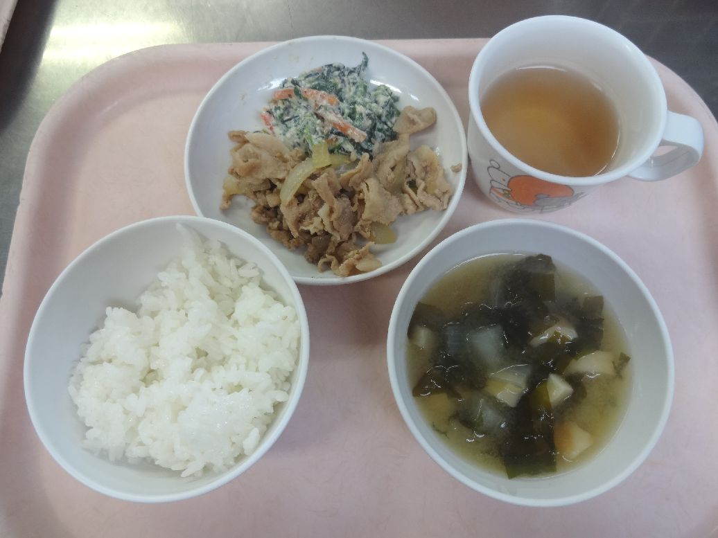 こども園の給食「<span>ご飯 豚のごまだれ焼き ほうれん草の白和え 味噌汁</span>」