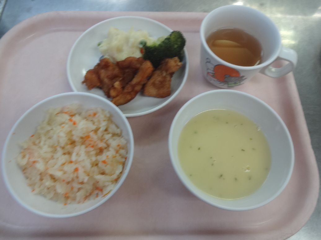 こども園の給食「<span>人参ピラフ 鶏の唐揚げ・添え クリスマスポテト コーンスープ</span>」