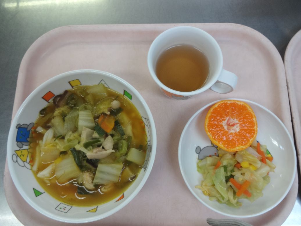 こども園の給食「<span>ほうとう風煮込みうどん キャベツの和え物 みかん</span>」