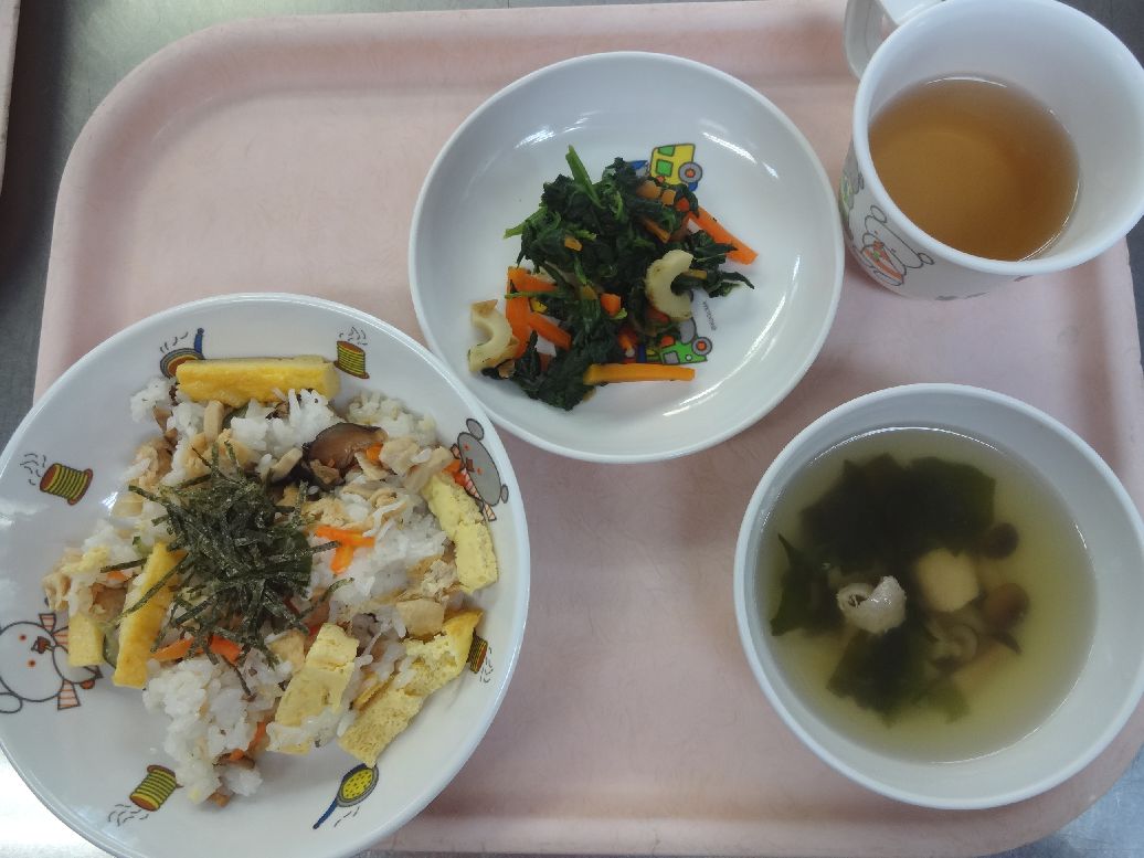 こども園の給食「<span>きつねちらし寿司 小松菜の和え物 すまし汁</span>」