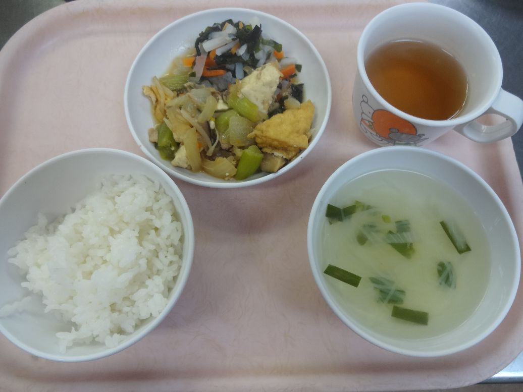 こども園の給食「<span>ご飯 厚揚げチャンプル 大根の酢の物 春雨スープ</span>」