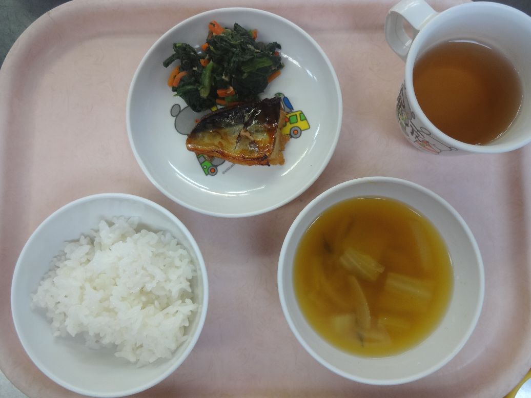 こども園の給食「<span>ご飯 さばの生姜煮 ほうれん草のツナ和え 味噌汁</span>」