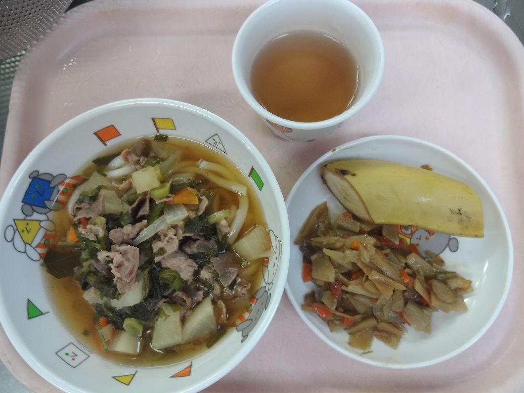 こども園の給食「<span>年越しうどん 金平ごぼう バナナ</span>」