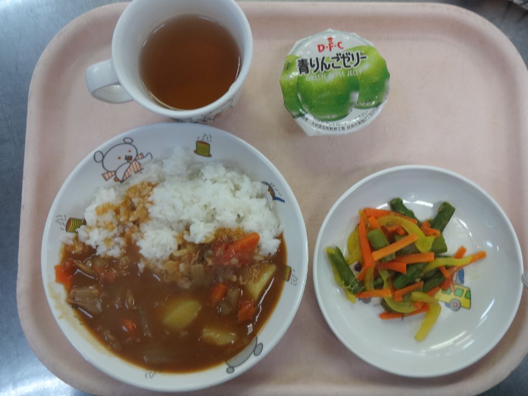 こども園の給食「<span>ハヤシライス アスパラのサラダ 青りんごゼリー</span>」
