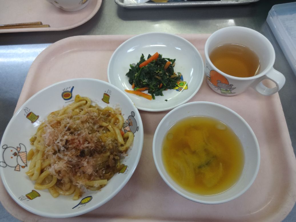 こども園の給食「<span>焼きうどん ほうれん草のツナ和え 味噌汁</span>」