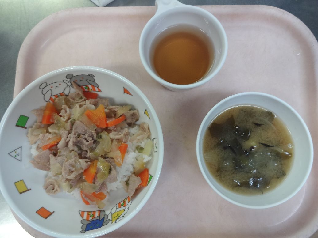 こども園の給食「<span>豚丼 味噌汁  三色ごはん</span>」