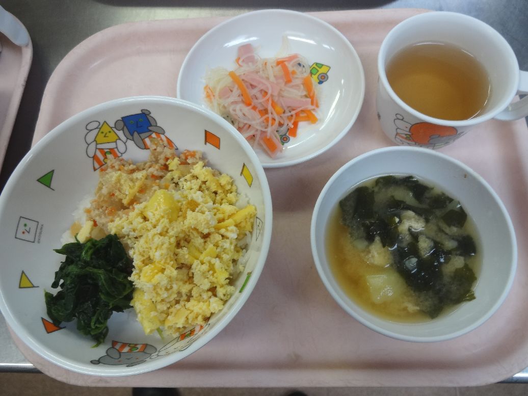 こども園の給食「<span>三色ごはん 春雨の酢の物 味噌汁</span>」