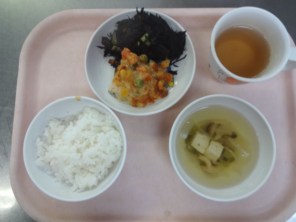 こども園の給食「<span>ご飯 鮭のマヨネーズ焼き ひじきの煮物 すまし汁</span>」