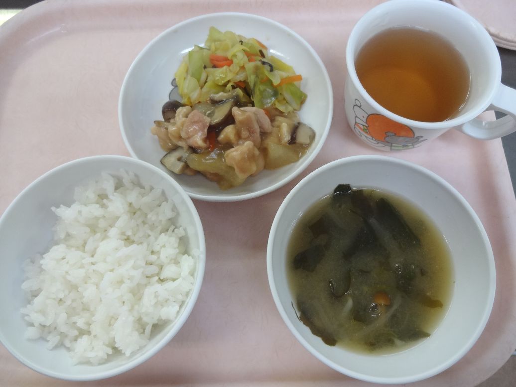 こども園の給食「<span>ご飯 治部煮（郷土料理・石川県） キャベツの昆布和え 味噌汁</span>」