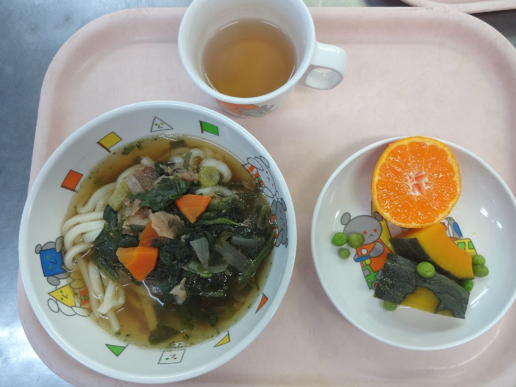 こども園の給食「<span>牛肉うどん かぼちゃの煮物 みかん</span>」