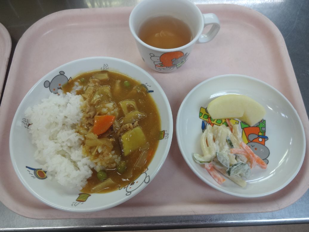 こども園の給食「<span>根菜ポークカレー マカロニサラダ りんご</span>」