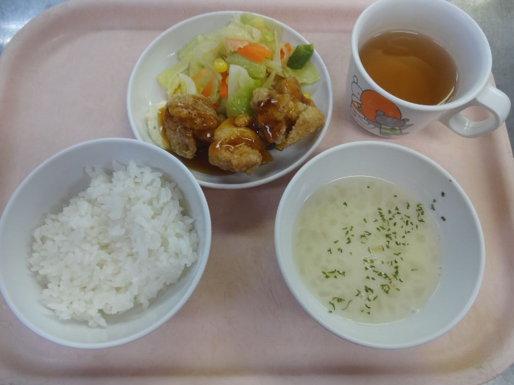 こども園の給食「<span>ご飯 チキン南蛮 キャベツのサラダ じゃが芋のポタージュ</span>」