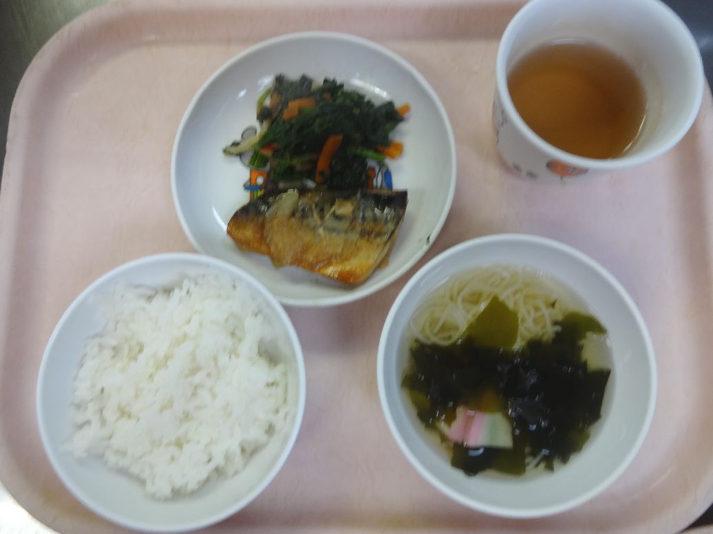 こども園の給食「<span>ご飯 さばの味噌煮 ほうれん草の和え物 にゅうめん汁</span>」