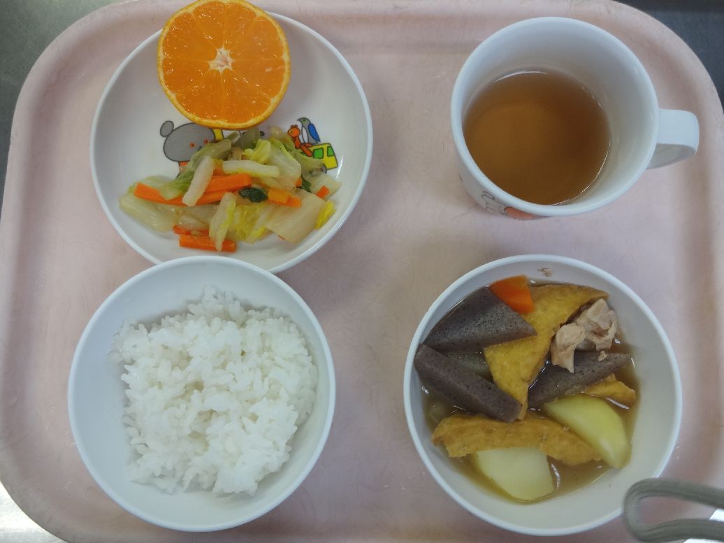 こども園の給食「<span>ご飯 おでん 白菜の梅和え みかん</span>」