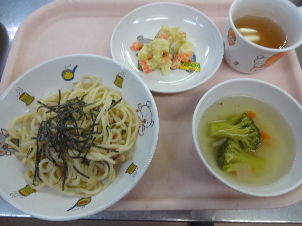 こども園の給食「<span>和風スパゲッティー なかよしサラダ コンソメスープ</span>」
