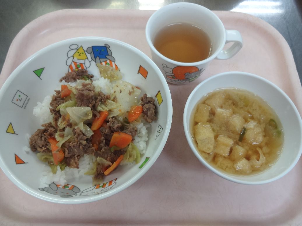 こども園の給食「<span>焼肉丼 味噌汁 中華丼</span>」