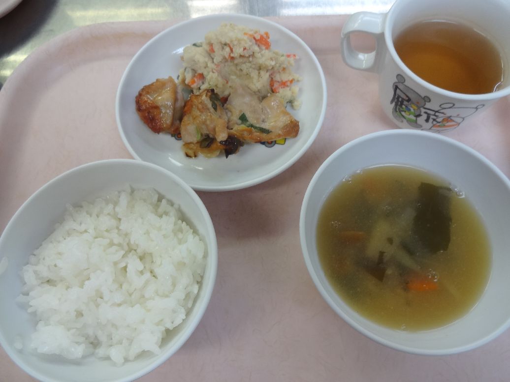 こども園の給食「<span>ご飯 鶏肉の香味焼き 卯の花 味噌汁</span>」