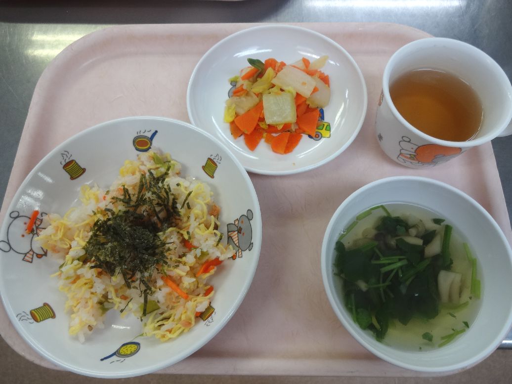 こども園の給食「<span>鮭ちらし寿司 白菜の和え物 すまし汁</span>」