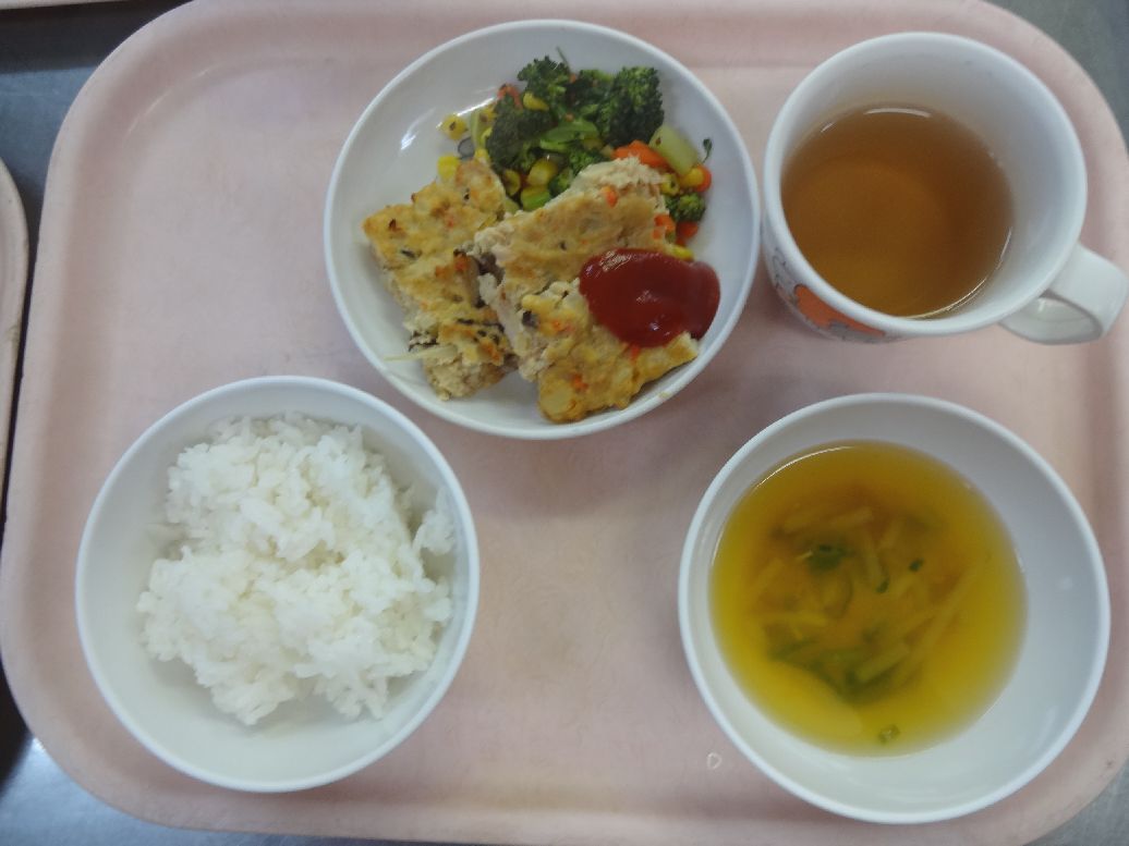 こども園の給食「<span>ご飯 ツナと豆腐のつくね焼き ブロッコリーのごま和え 味噌汁</span>」