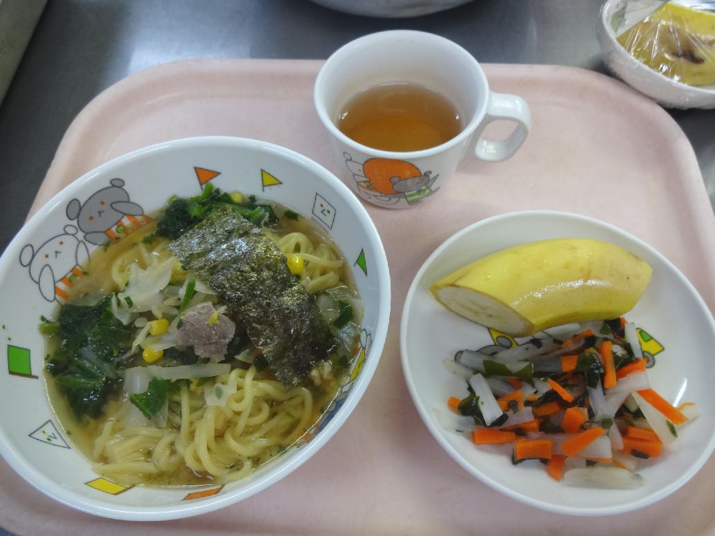 こども園の給食「<span>コーン味噌ラーメン 大根の酢の物 バナナ</span>」
