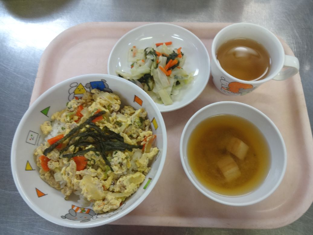 こども園の給食「<span>他人丼 キャベツの酢の物 味噌汁</span>」