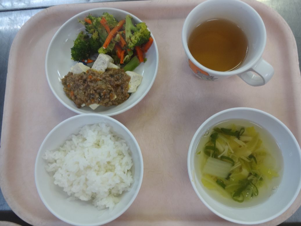 こども園の給食「<span>ご飯 豆腐の肉味噌がけ ブロッコリーのかつお和え すまし汁</span>」