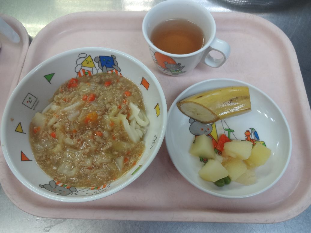 こども園の給食「<span>ジャージャー麺 じゃが芋の煮物 バナナ</span>」