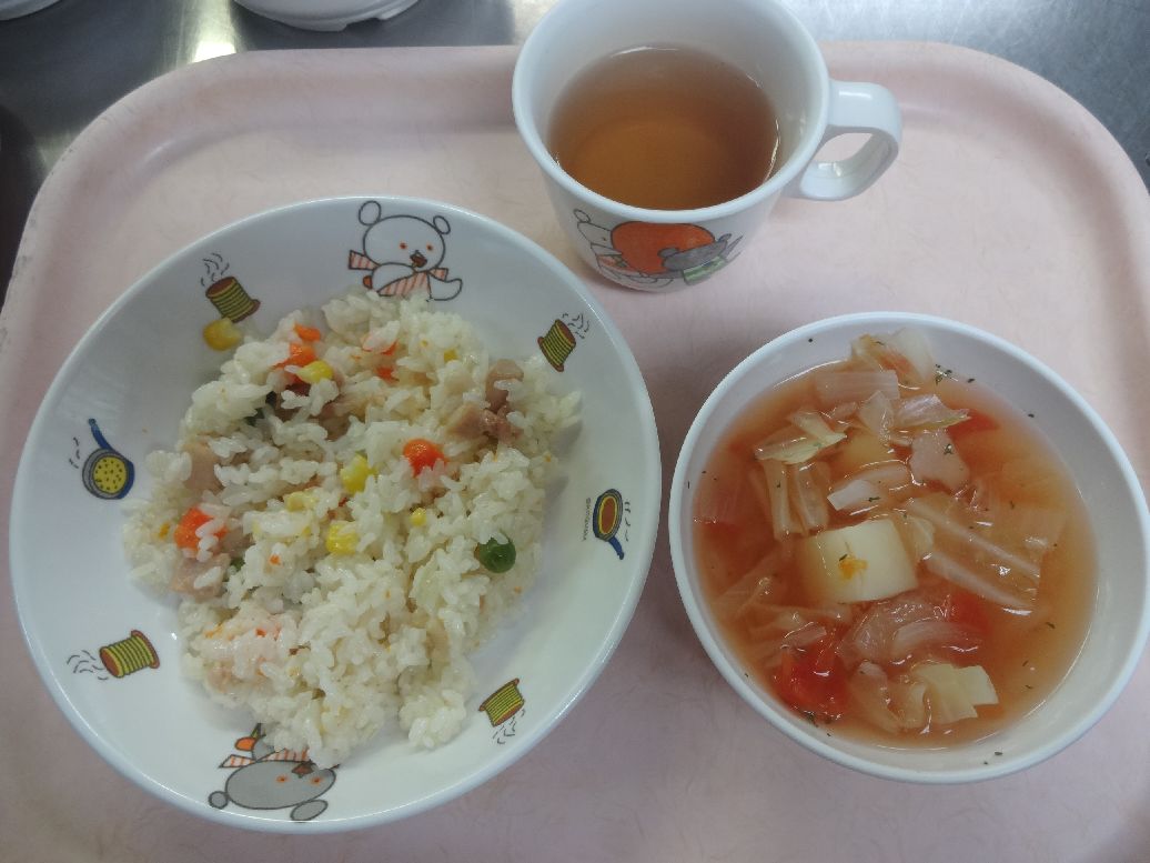 こども園の給食「<span>ピラフ トマトスープ  中華風炊き込みご飯</span>」