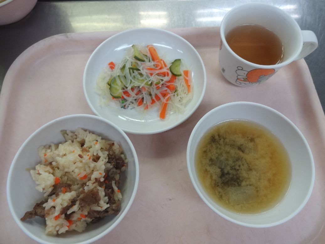 こども園の給食「<span>中華風炊き込みご飯 春雨の酢の物 味噌汁</span>」