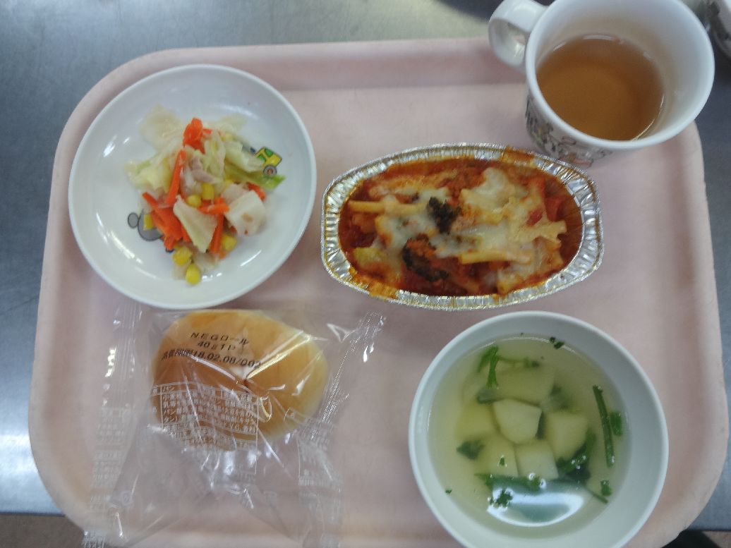 こども園の給食「<span>ロールパン ミートグラタン キャベツのツナサラダ コンソメスープ</span>」