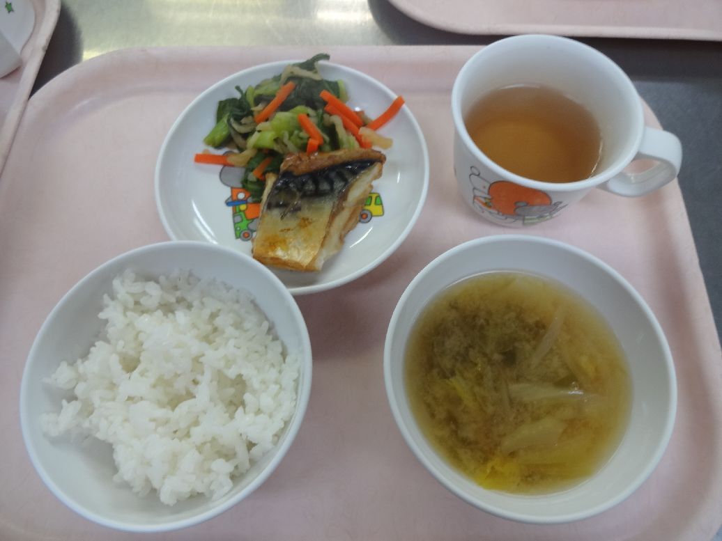 こども園の給食「<span>ご飯 さばの煮つけ 切干大根と青菜の和え物 味噌汁	●朝のおやつ…	牛乳・ぱりんこ</span>」