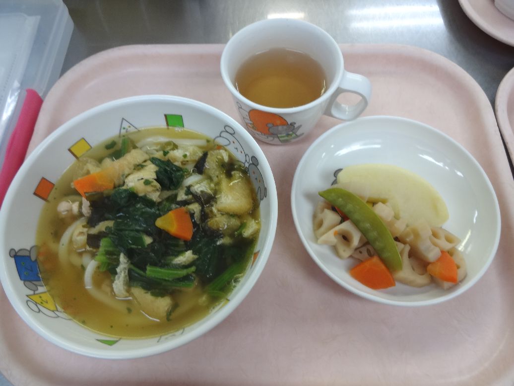 こども園の給食「<span>きつね若布うどん レンコンの煮物 りんご</span>」