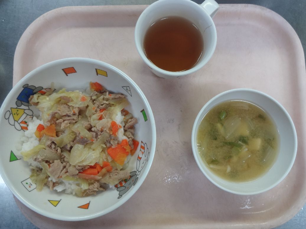 こども園の給食「<span>豚肉の生姜焼き丼 味噌汁</span>」