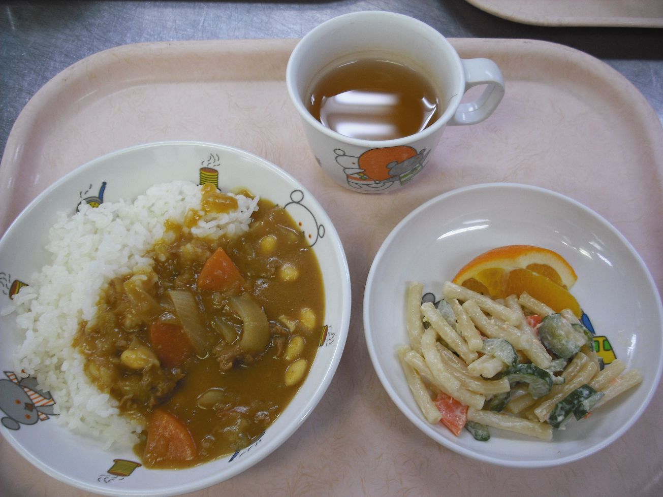 こども園の給食「<span>大豆カレー マカロニサラダ オレンジ</span>」
