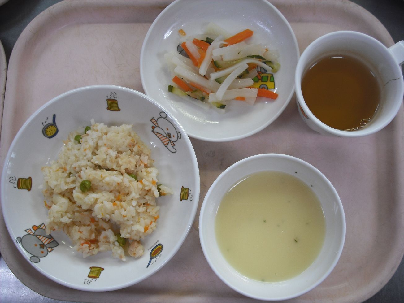 こども園の給食「<span>人参とツナのピラフ 大根サラダ コーンスープ</span>」