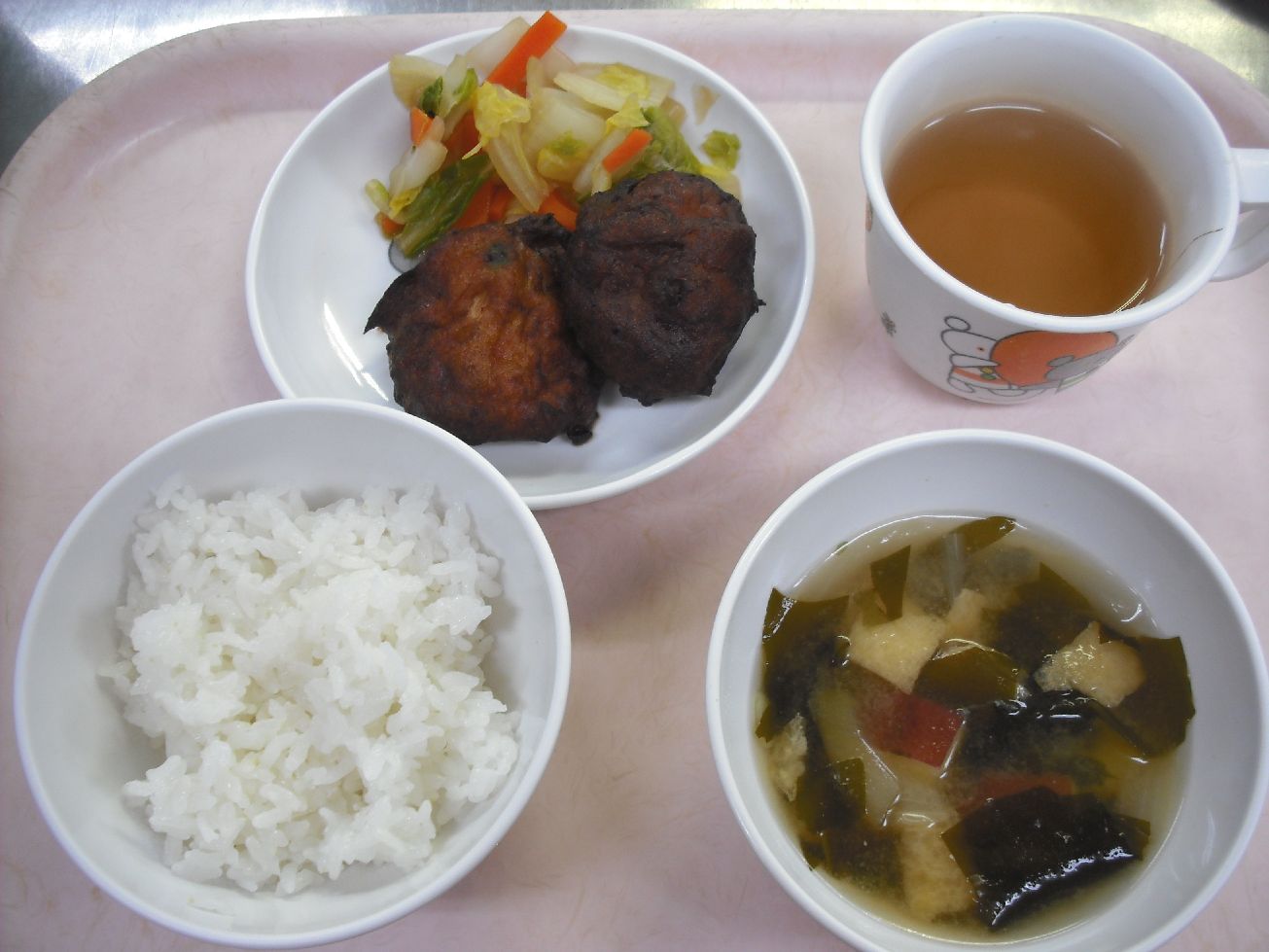 こども園の給食「<span>ご飯 さつまあげ（郷土料理・鹿児島県） 白菜のポン酢和え 味噌汁</span>」