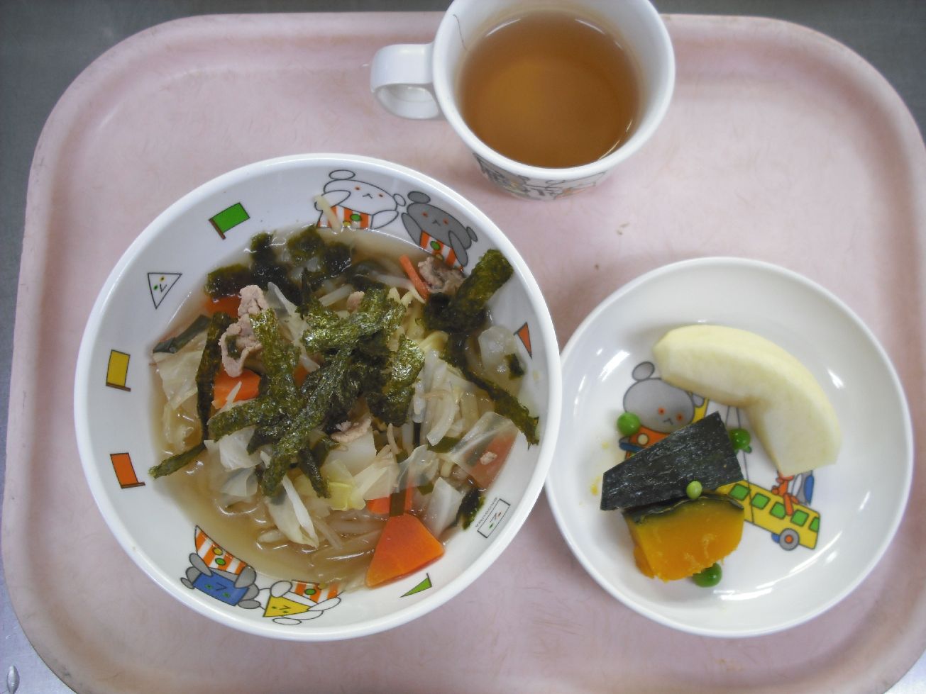 こども園の給食「<span>中華そば かぼちゃの煮物 りんご</span>」