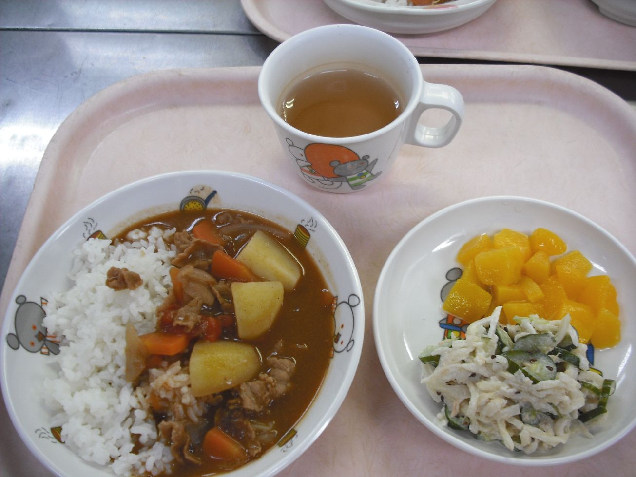 こども園の給食「<span>ハヤシライス 切干大根のゴマネーズ 黄桃缶</span>」