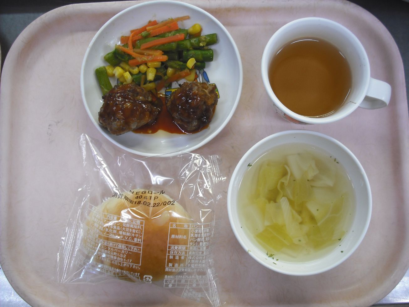 こども園の給食「<span>《世界の料理・ノルウェー》ロールパン ヒョットカーケ（ミートボール） アスパラのサラダ・コンソメスープ</span>」