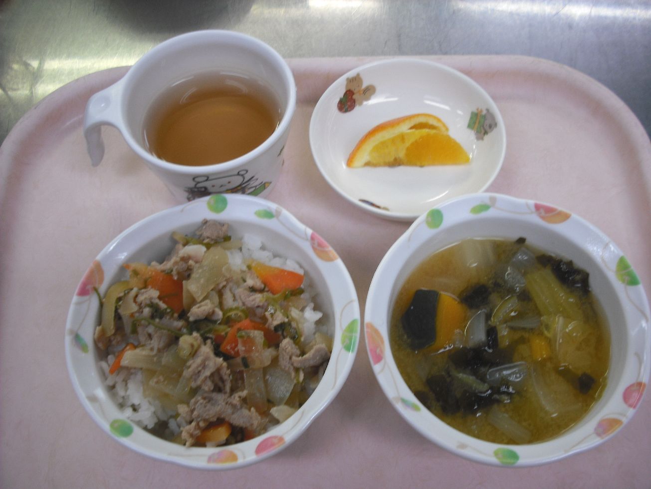 こども園の給食「<span>豚丼 味噌汁 オレンジ</span>」