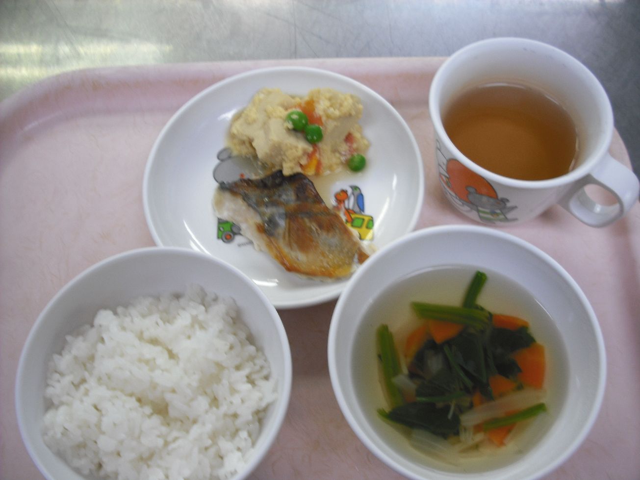 こども園の給食「<span>ご飯 さわらのみそ焼き 高野豆腐の卵とじ すまし汁</span>」
