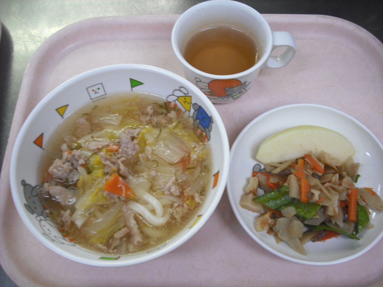 こども園の給食「<span>野菜入りあんかけうどん 金平ごぼう りんご</span>」