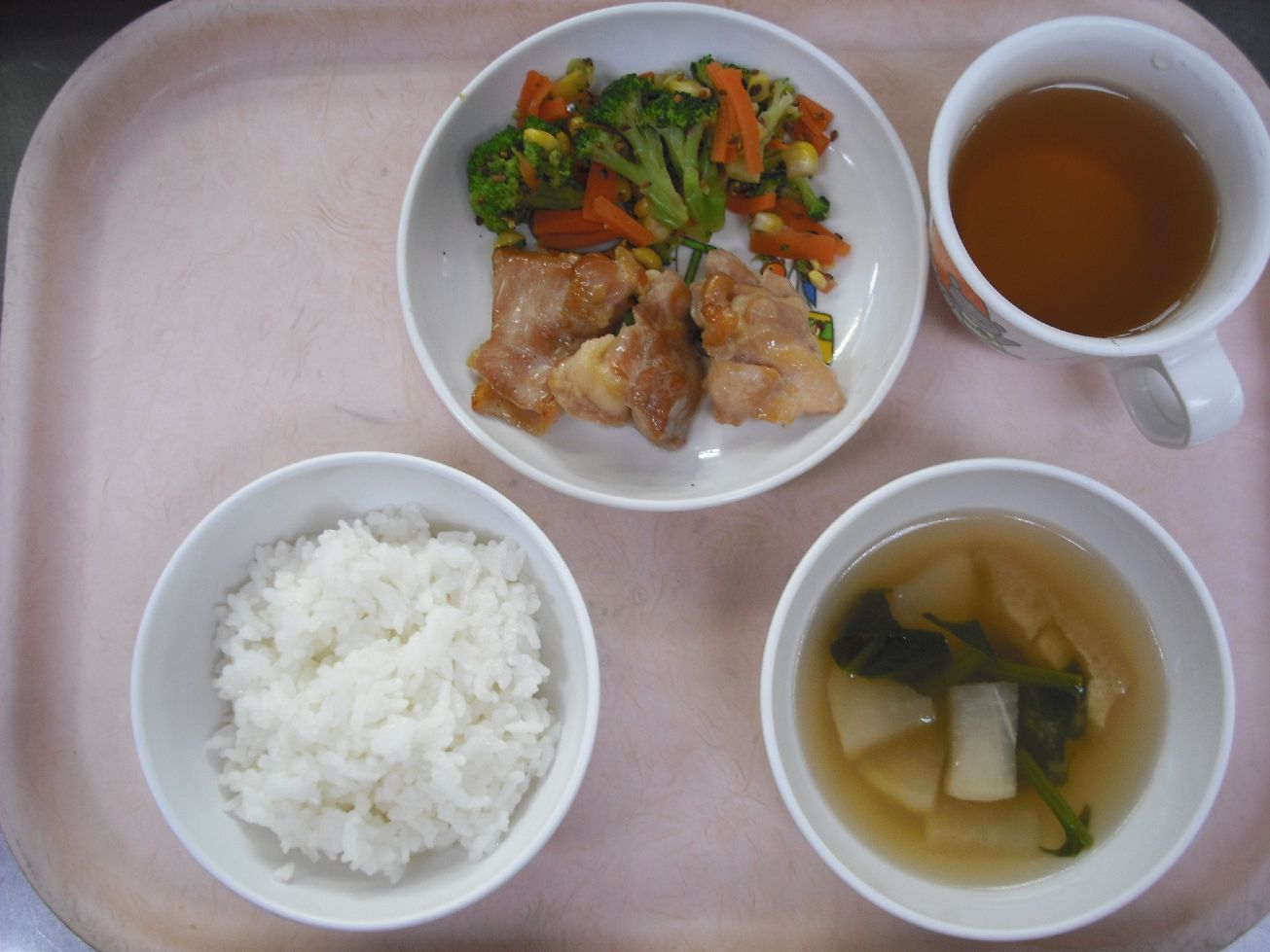 こども園の給食「<span>ご飯 鶏の照り焼き ブロッコリーのごま和え 味噌汁</span>」