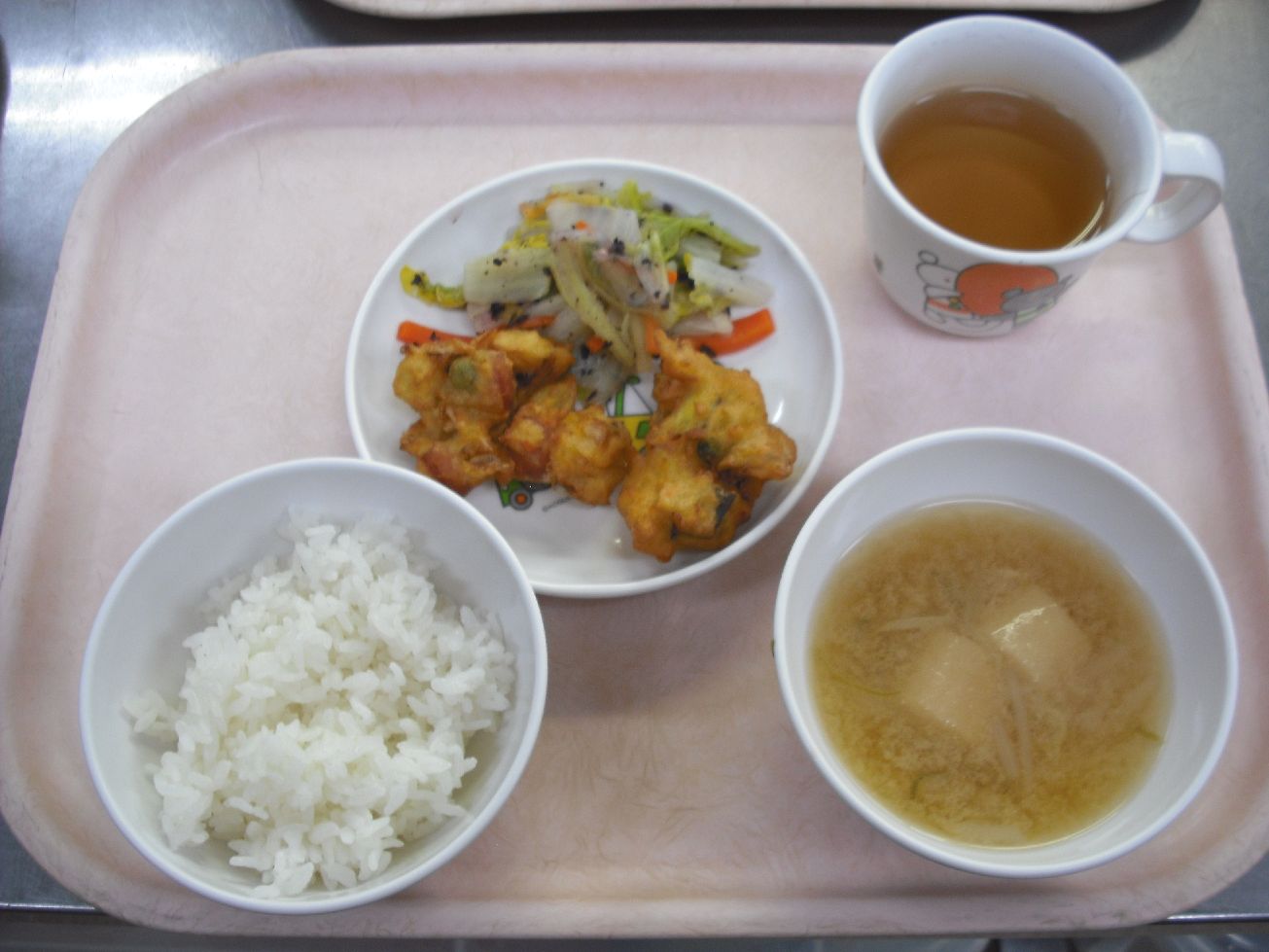 こども園の給食「<span>ご飯 かいじゅう揚げ 白菜のゆかり和え 味噌汁</span>」